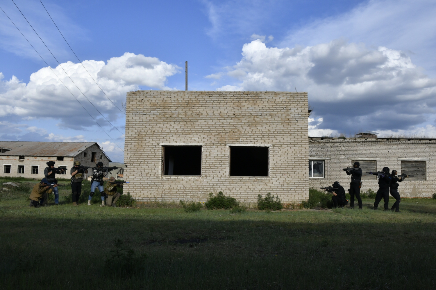 Airsoft баг барилга руу нэгдсэн дайралт хийж байна