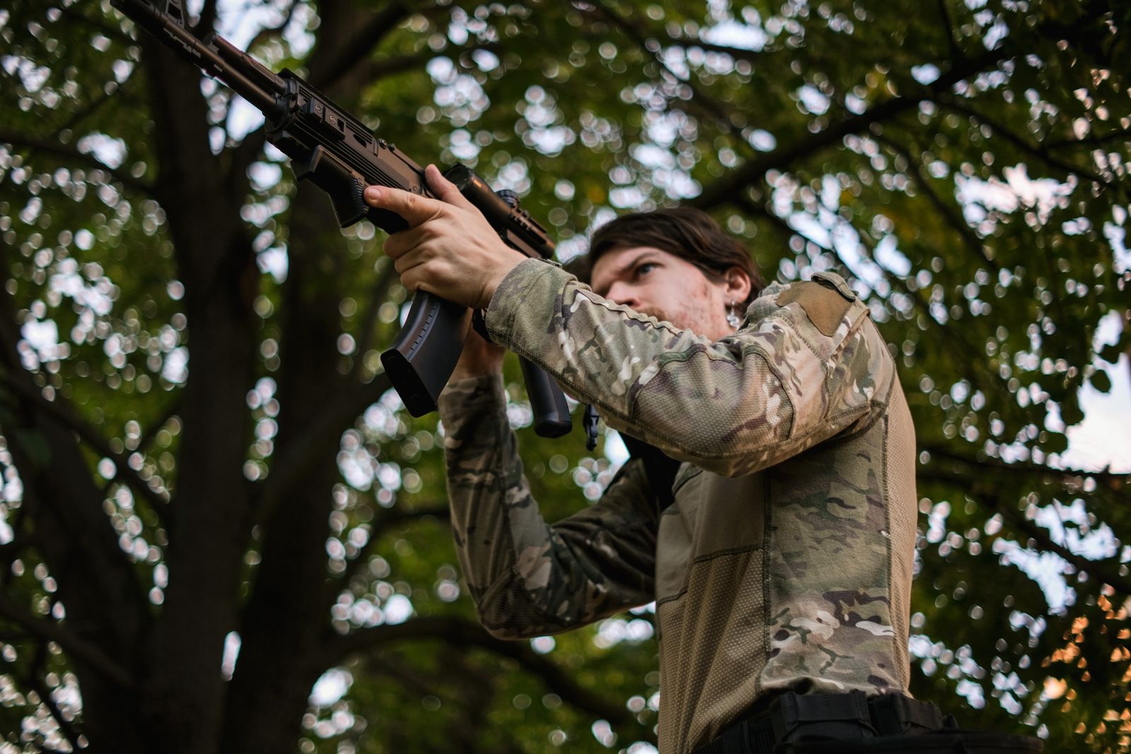Multicam камофляж хувцастай airsoft тоглогч ойн дунд rifle онилон