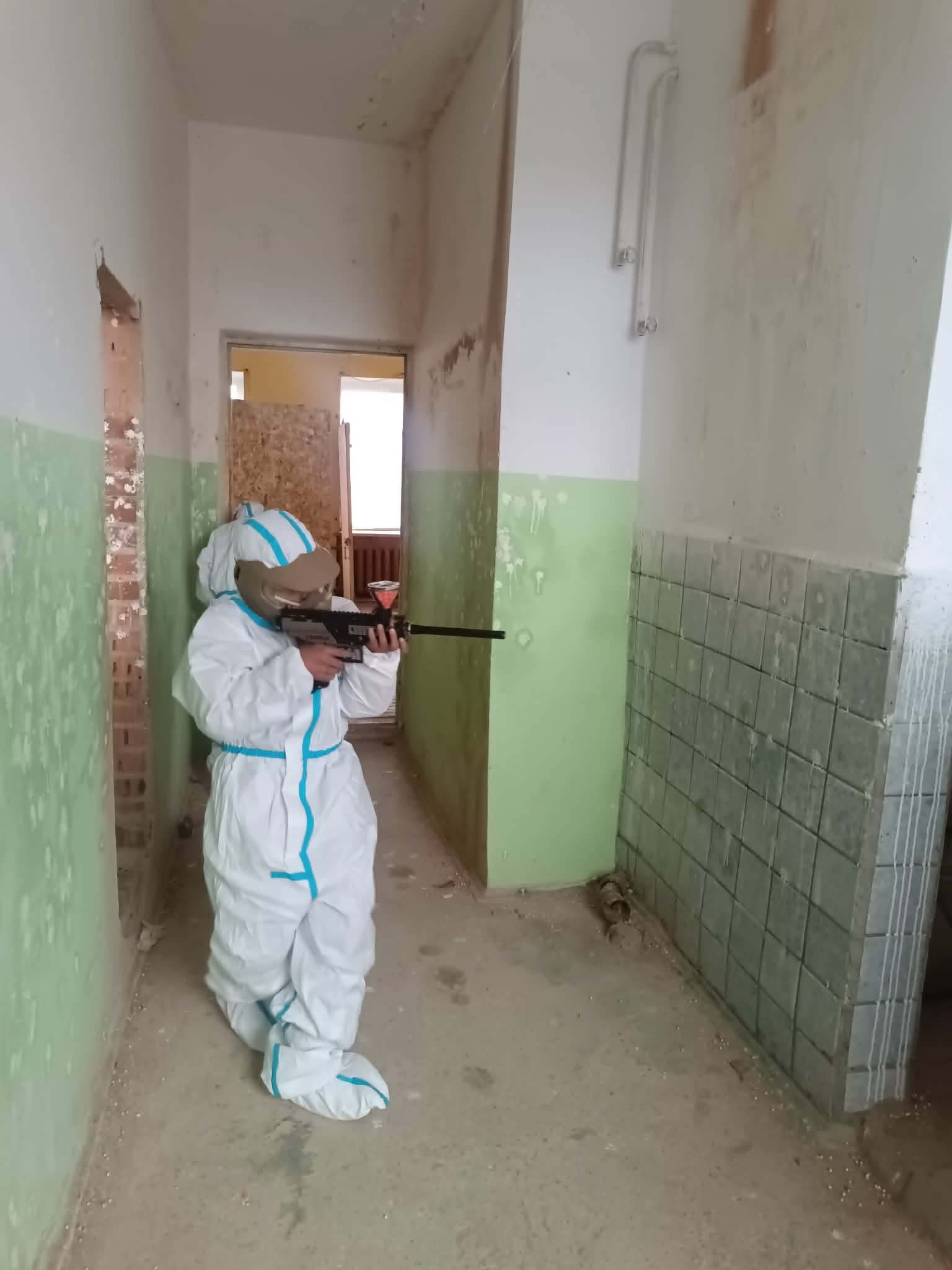 Magfed paintball тоглогч барилгын дотор marker-аар онилж байна