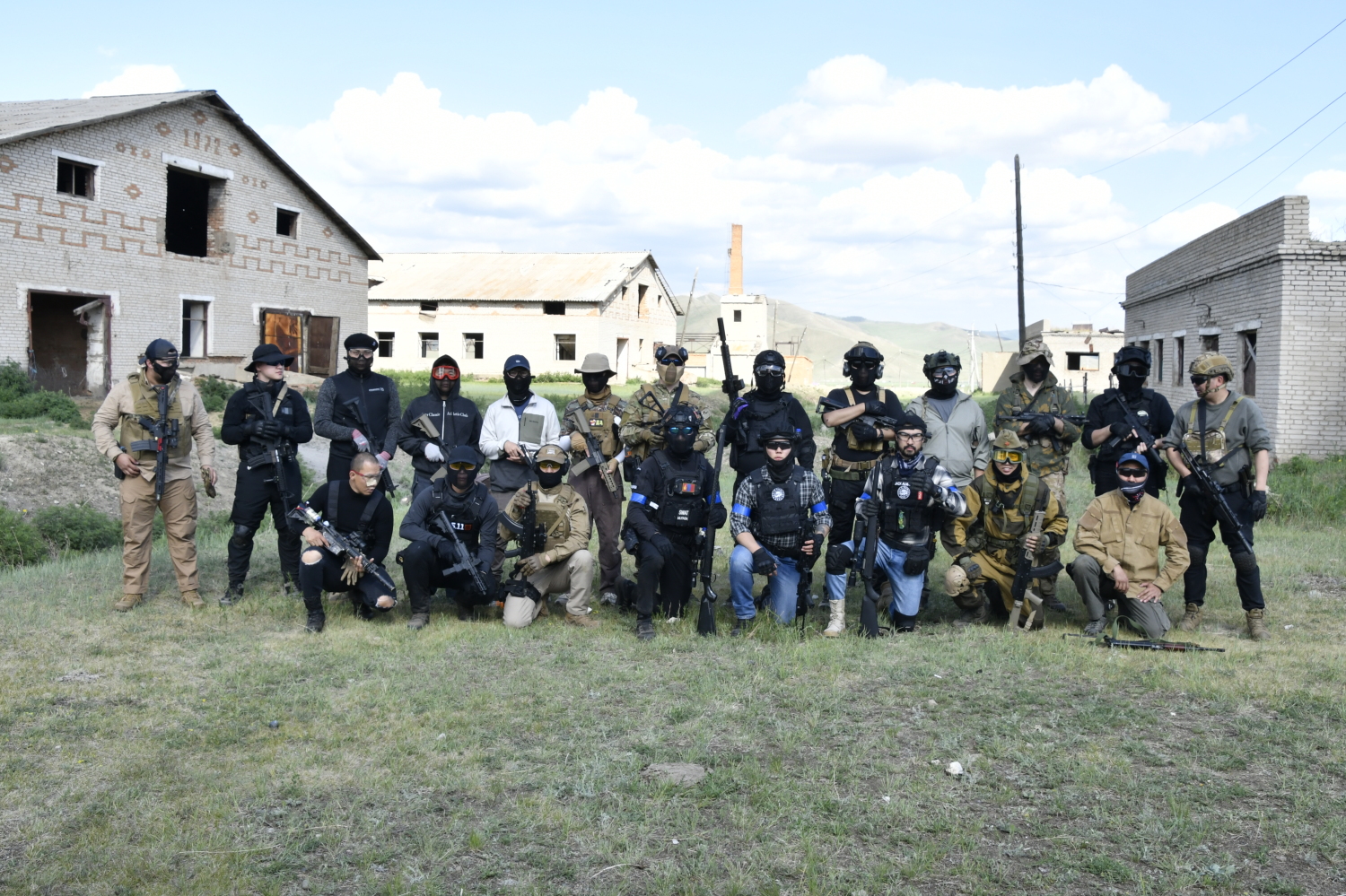 Magfed Paintball багийн тоглогчид талбай дээр цуглаж байна